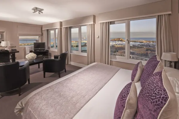 Superior bay view bedroom